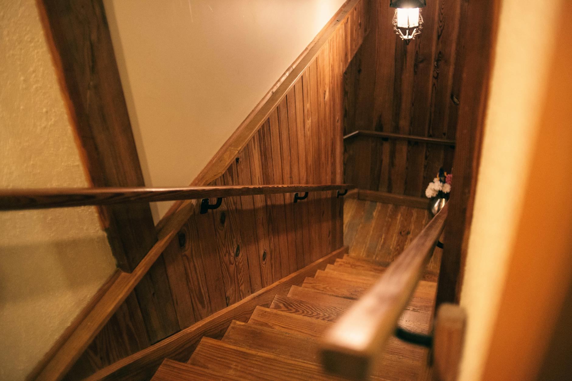 Holztreppe mit warmem Licht im Innenraum