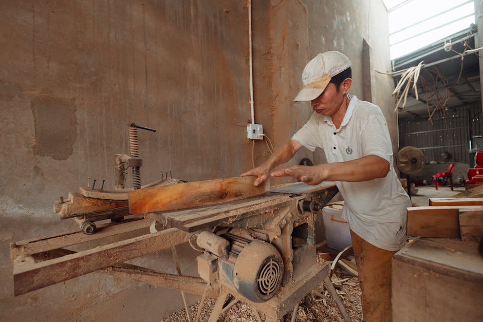 Tischler in der Werkstatt — Holz wird auf der Kreissäge bearbeitet