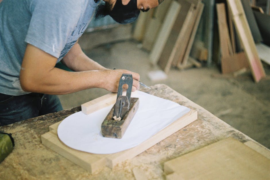 Tischler bearbeitet Holz mit einem Handhobel — traditionelles Handwerk