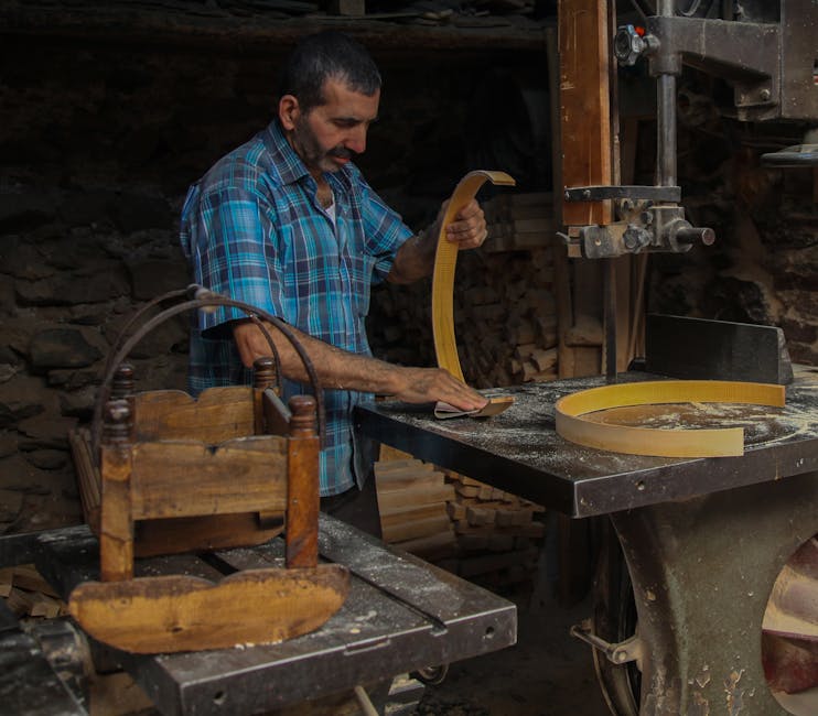 Erfahrener Handwerker schleift Holzstücke — traditionelle Werkstattarbeit